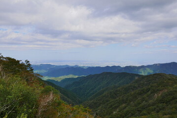 Mt. Tonodake is the highest peak along the Omote Ridge  that runs between Mt. Oyama and Nabewari Ridge . It has easy access, being about 80 minutes to Shibusawa Station from both Shinjuku and Tokyo.