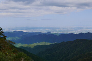 Mt. Tonodake is the highest peak along the Omote Ridge  that runs between Mt. Oyama and Nabewari Ridge . It has easy access, being about 80 minutes to Shibusawa Station from both Shinjuku and Tokyo.