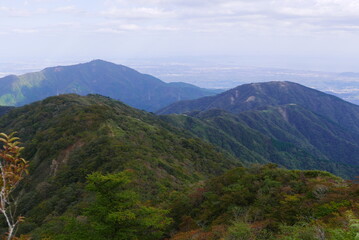 Mt. Tonodake is the highest peak along the Omote Ridge  that runs between Mt. Oyama and Nabewari Ridge . It has easy access, being about 80 minutes to Shibusawa Station from both Shinjuku and Tokyo.