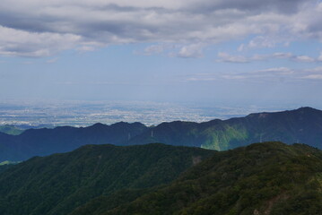 Mt. Tonodake is the highest peak along the Omote Ridge  that runs between Mt. Oyama and Nabewari Ridge . It has easy access, being about 80 minutes to Shibusawa Station from both Shinjuku and Tokyo.