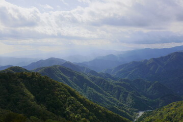 Mt. Tonodake is the highest peak along the Omote Ridge  that runs between Mt. Oyama and Nabewari Ridge . It has easy access, being about 80 minutes to Shibusawa Station from both Shinjuku and Tokyo.
