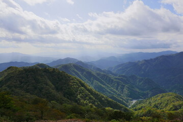 Mt. Tonodake is the highest peak along the Omote Ridge  that runs between Mt. Oyama and Nabewari Ridge . It has easy access, being about 80 minutes to Shibusawa Station from both Shinjuku and Tokyo.