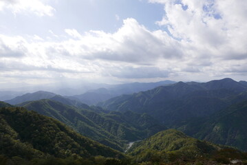 Mt. Tonodake is the highest peak along the Omote Ridge  that runs between Mt. Oyama and Nabewari Ridge . It has easy access, being about 80 minutes to Shibusawa Station from both Shinjuku and Tokyo.