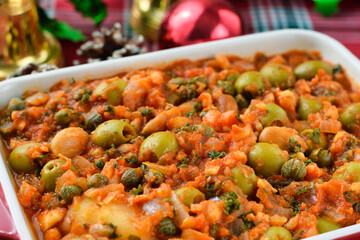 メキシコの伝統的なクリスマス料理　バカラオ・ア・ラ・ビスカイーナ　クリスマスデコレーションとともに Traditional Mexican Christmas food Bacalao a la Vizcaína (Bacalao a la Vizcaina) with Christmas decorations