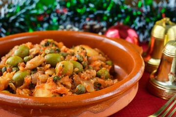 メキシコの伝統的なクリスマス料理　バカラオ・ア・ラ・ビスカイーナ　クリスマスデコレーションとともに
Traditional Mexican Christmas food Bacalao a la Vizcaína with Christmas decorations