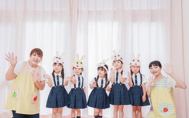 発表会の練習をする子どもたちと保育士