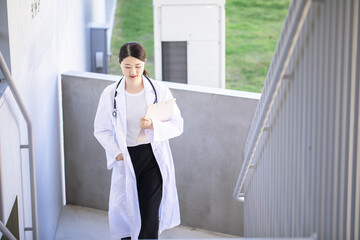 白衣を着た女医　Doctor