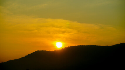 Obraz premium view of the morning sun, golden rays in the sky at sunrise