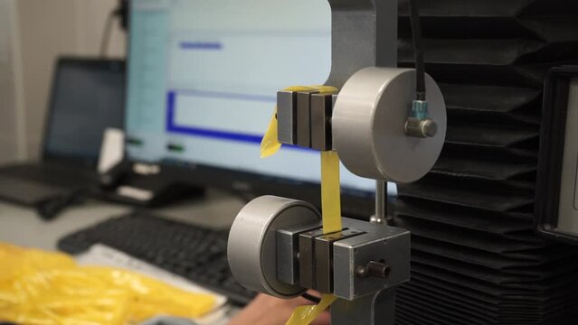 Evaluation of the tensile strength of stretch film. Stretching until the material begins to tear.