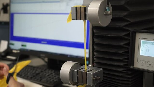 Evaluation of the tensile strength of stretch film. Stretching until the material begins to tear.
