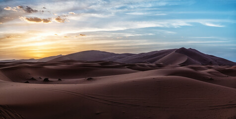 Fototapeta na wymiar beautiful sand dunes, the setting sun shone over the desert
