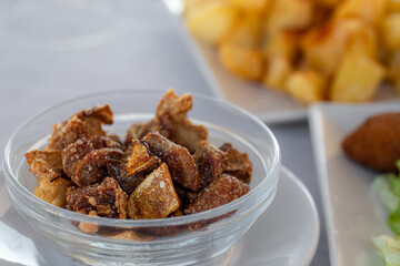  Fried pork snout in a glass bowl.