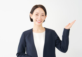手のひらで右側を指すビジネスウーマン　白背景