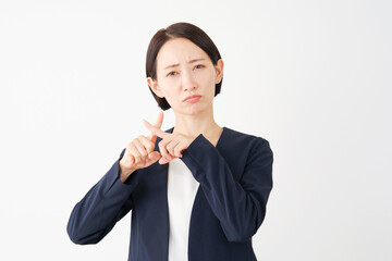 指でばつ印のポーズをするビジネスウーマン　白背景