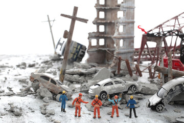 災害や戦争で破壊された街と彷徨う人々のジオラマ風景