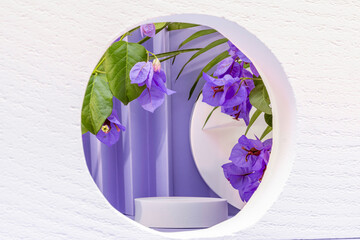 Arrière plan mauve avec présentoir pour des produits avec un rendu 3 D. Plate-forme vide avec...