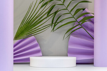 Arrière plan gris et mauve avec présentoir pour des produits avec un rendu 3 D. Plate-forme vide...