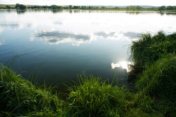 Wolken spiegeln sich im See