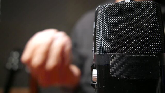 Immagini Stock - Musica Microfono Professionale A Condensatore Livello  Vocale, Pop-scudo E Foglio Per Studio Per Registrare Un Cantante, Isolato  Su Sfondo Bianco. Image 12887852