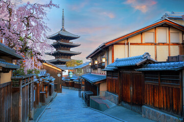 Fototapeta premium Kyoto, Japan - March 30 2023: The Yasaka Pagoda known as Tower of Yasaka or Yasaka-no-to. The 5-story pagoda is the last remaining structure of Hokan-ji Temple which is built in the 6th-century
