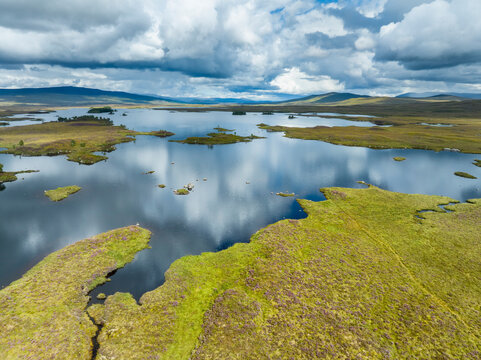 Luftbild auf die Inseln und dem umliegenden Torfsumpf von Loch B&agrave;, ein S&uuml;&szlig;wassersee im Rannoch Moor