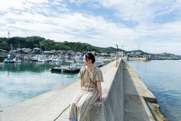 島を旅する女性