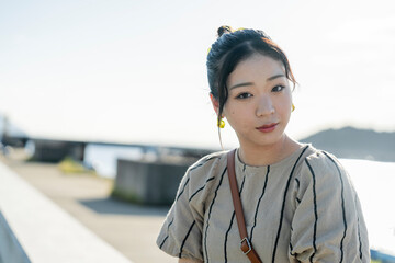 島を旅する女性