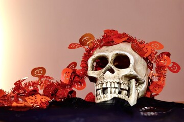 Tag der Toten, Halloween, Dia de Muertos, Totenkopf, menschlicher Schädel mit Kürbissen