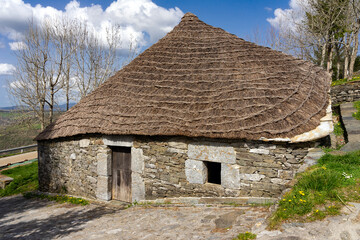 Fototapeta na wymiar Traditional houses called pallozas with their thatched roofs in the beautiful village of O Cebreiro, which is a crossing point on the way of Santiago, Lugo.Spain