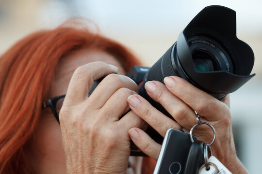 Primer plano de mujer fotograf&iacute;ando gaviotas en los Arenales del Sol, Espa&ntilde;a