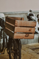 caja de madera en bicicleta