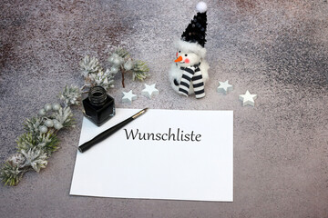 Wunschliste mit Weihnachtsdekoration, Tinte und Füller. Mit Platz für Text.