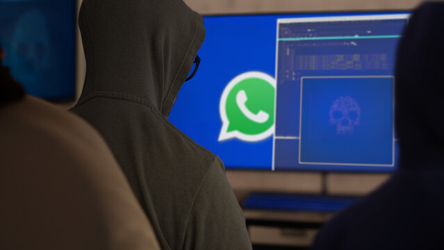 Hacher Whatsapp. People in hoodies in front of a hacker screen, with the WhatsApp logo in the background.