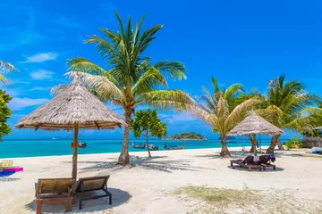 Zelfklevend Fotobehang Bora Bora, Frans Polynesië Parasol, sunbed on beach