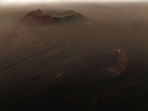 Vue a&eacute;rienne d'un crat&egrave;re rouge dans les hautes terres d'Islande
