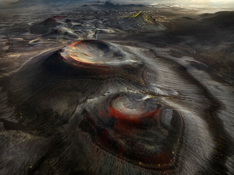 Vue a&eacute;rienne d'une succession de crat&egrave;res dans les hautes d'Islande 