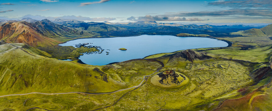 Vue panoramique du crat&egrave;re St&uacute;tur et du lac Frostadavatna dans les hautes terres d'Islande