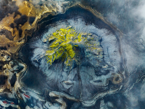 Fototapeta Vue aérienne minimaliste d'une petite montagne dans les hautes terres d'Islande 