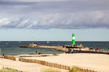 Strand und Leuchtturm in Warnemünde