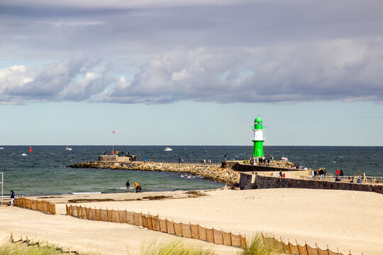 Strand und Leuchtturm in Warnem&uuml;nde