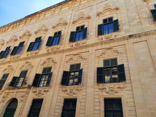 Fototapeta na wymiar Malte, La Valette, façades et balcons colorés