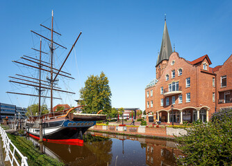 Stadt Papenburg an der Ems, Emsland, Niedersachsen, St.Antoniuskirche und Museumsschiff Friedrike von Papenburg