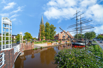 Stadt Papenburg an der Ems, Emsland, Niedersachsen, St.Antoniuskirche und Museumsschiff Friedrike...