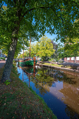 Fototapeta na wymiar Stadt Papenburg im Emsland, Fussgängerzone am Kanal, Innenstadt