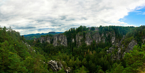 Blick in eine Schlucht des Elbsandsteingebirges in der sächsischen Schweiz in Sachsen