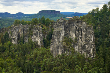 Fototapeta na wymiar Blick in eine Schlucht des Elbsandsteingebirges in Richtung Elbtal auf den Tafelberg des Liliensteins
