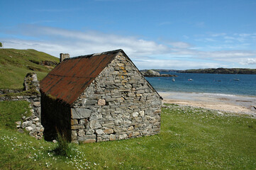 Obraz premium cabane de pêcheurs en pierre; mer; Talmine; Ecosse; Grande Bretagne