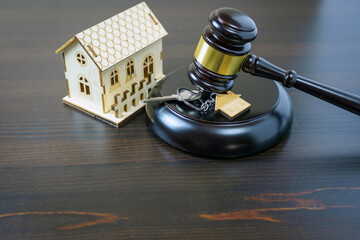 House keys and judge gavel. Concept purchase sale, rent, auction, mortgage. The arrest of property, the imposition of restrictions. Real estate and law concept - obrazy, fototapety, plakaty