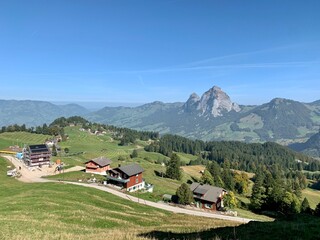Sicht auf das Dorf Stoos , im Hintergrund die beiden Berge kleiner und grosser Mythen - Schweiz -...