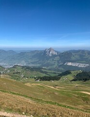 Aussicht vom Berg Fronalpstock auf die Bergwelt im Kanton Schwyz. Im Fokus die Berge - der kleine...
